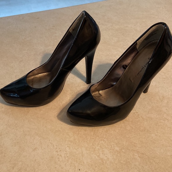 Worn Jules + James Black Pumps, 7 - Picture 3 of 7